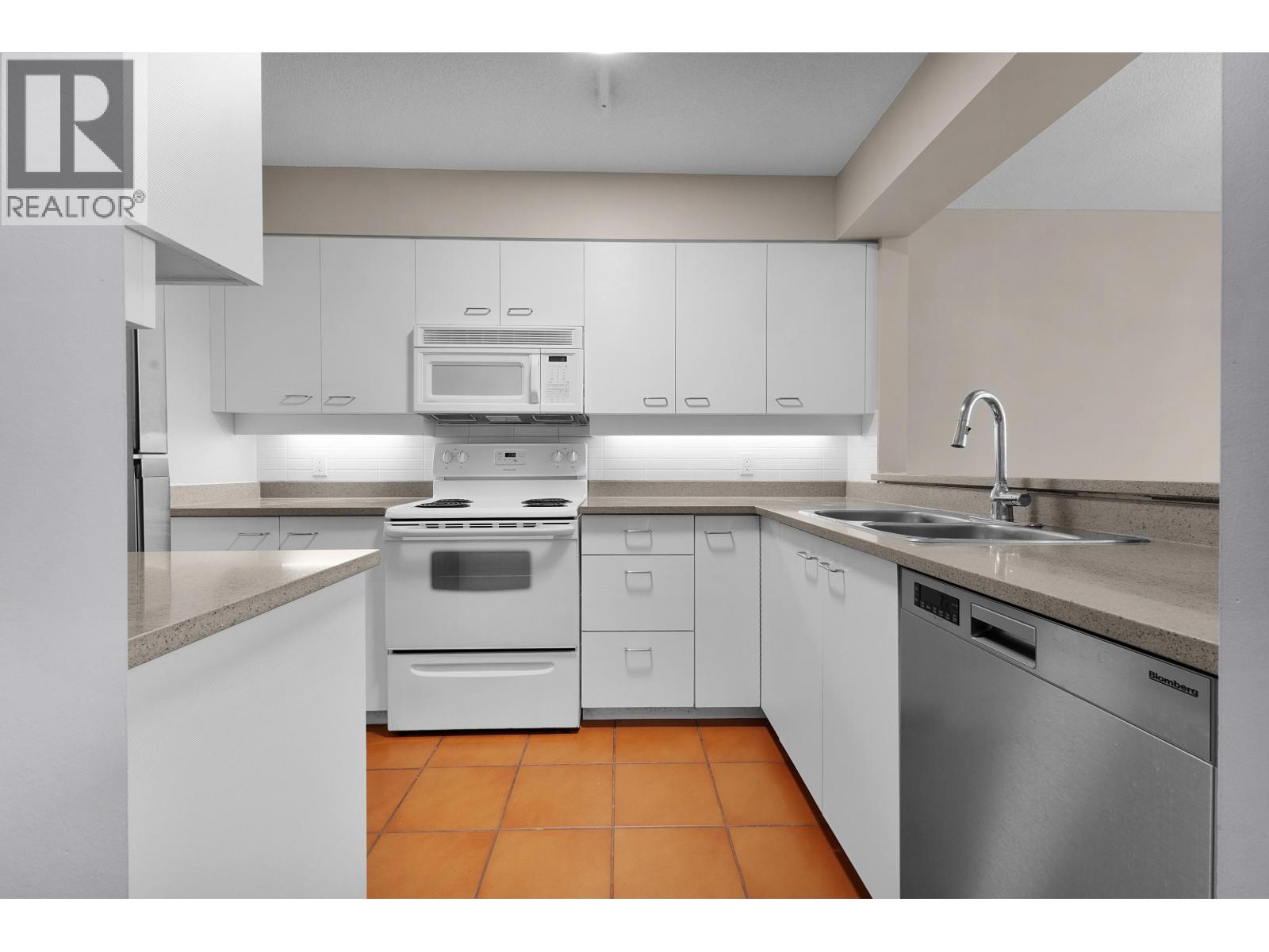 911 7380 Elmbridge Way, Richmond, British Columbia  V6X 4A1 - Photo 2 - R3117624