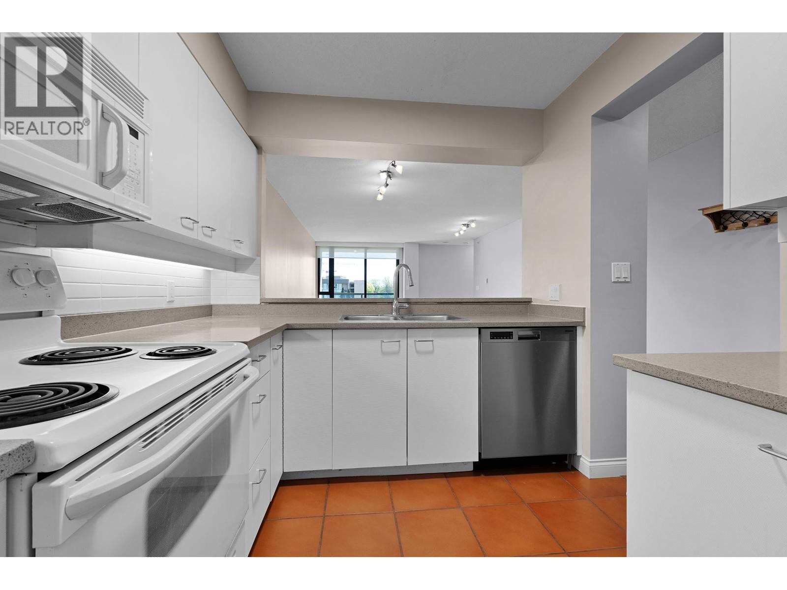 911 7380 Elmbridge Way, Richmond, British Columbia  V6X 4A1 - Photo 3 - R3117624