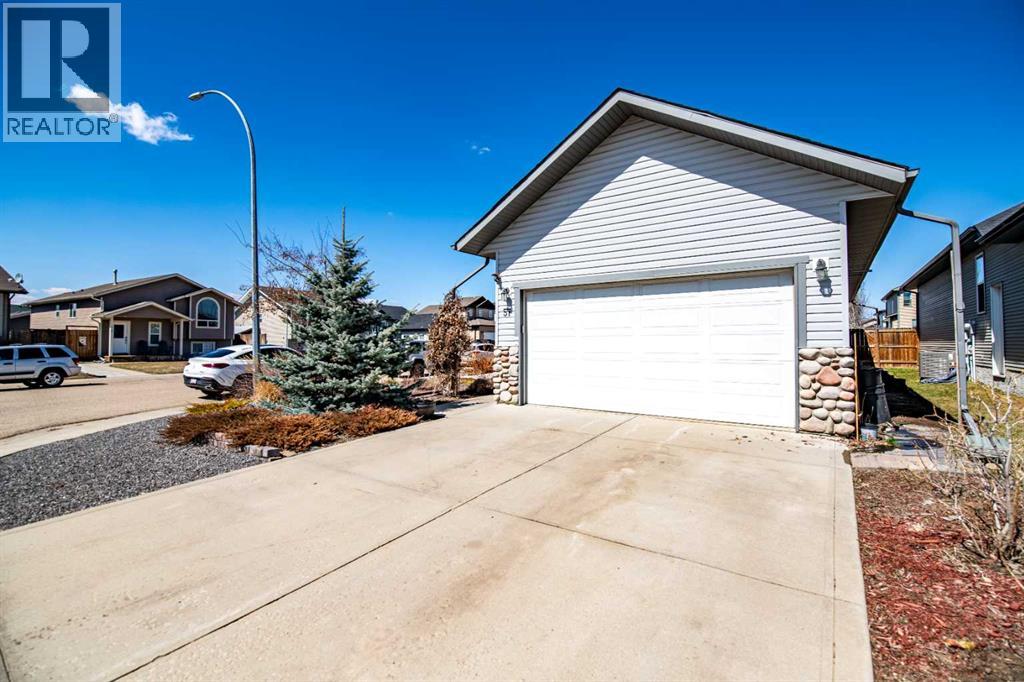 57 Woodbine Close, Blackfalds, Alberta  T4M 0K5 - Photo 2 - A2305596