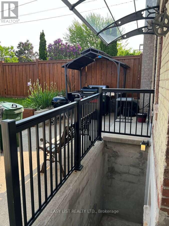 23 Goodwood Avenue, Toronto, Ontario  M6E 1J1 - Photo 9 - W13010342