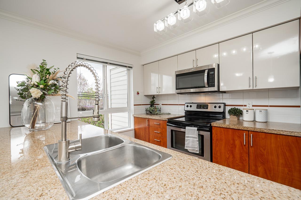 215 14960 102a Avenue, Surrey, British Columbia  V3R 6A3 - Photo 5 - R3117262