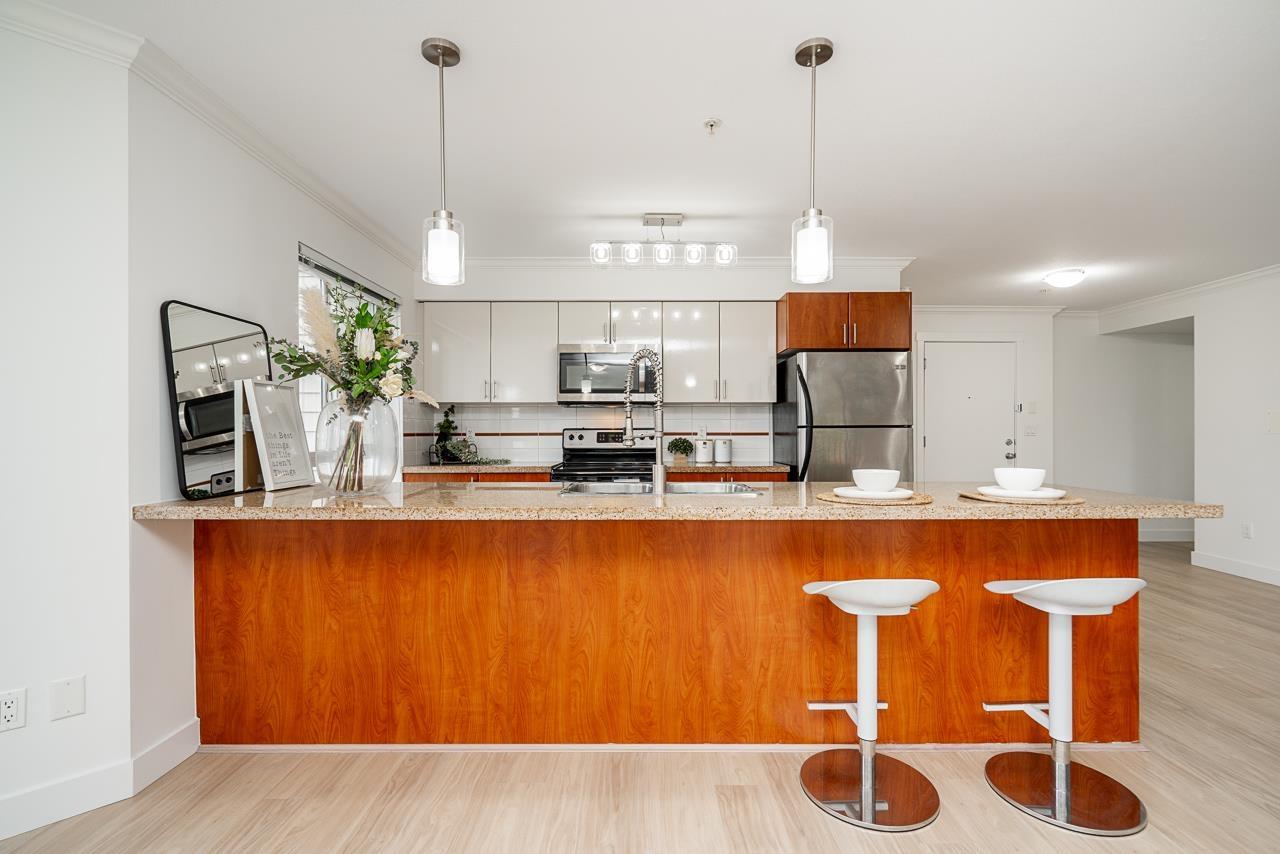 215 14960 102a Avenue, Surrey, British Columbia  V3R 6A3 - Photo 4 - R3117262