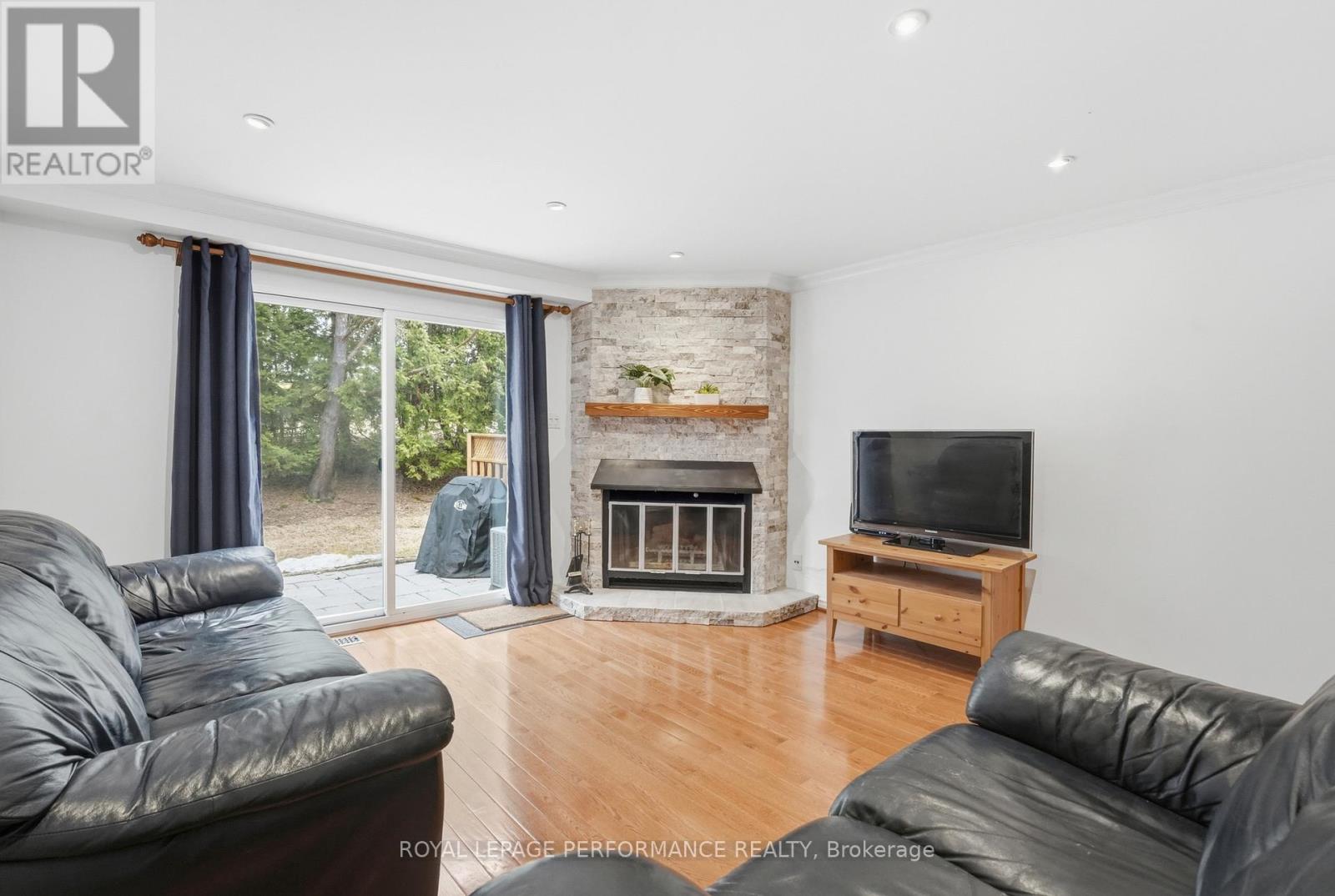 6442 Bilberry Drive, Ottawa, Ontario  K1C 4P3 - Photo 8 - X12968688