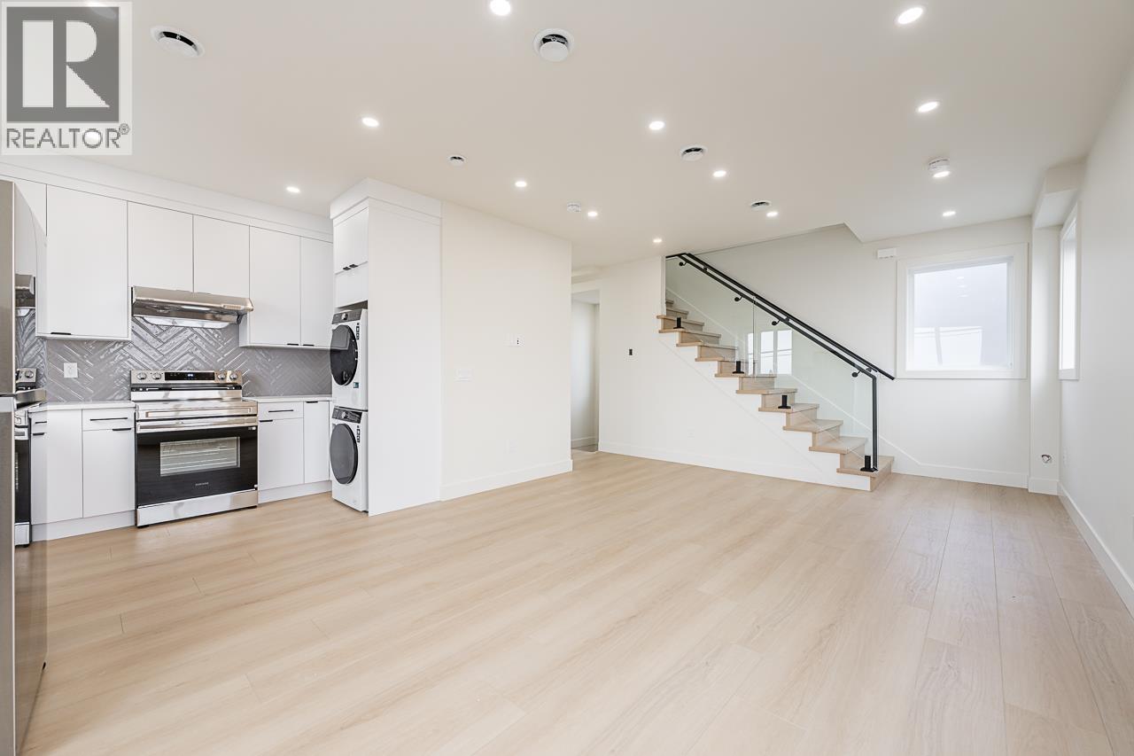 4 6554 CHARLES STREET, Burnaby