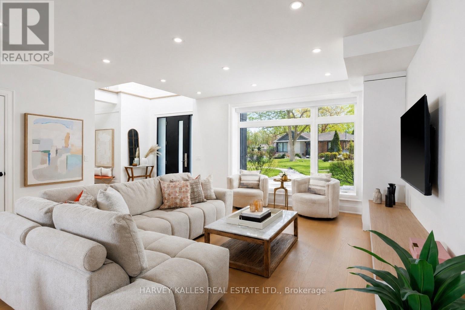 90 Great Oak Drive, Toronto, Ontario  M9A 1N5 - Photo 7 - W12875388