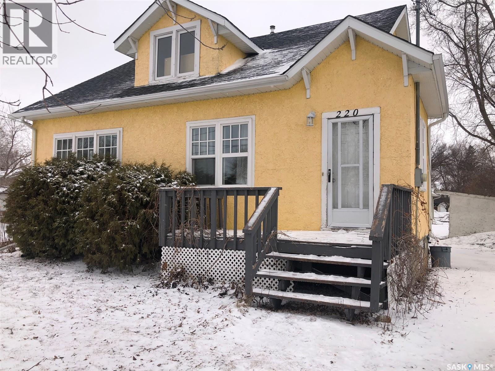 220 Eighth Avenue E, Canora, Saskatchewan  S0A 0L0 - Photo 2 - SK034385