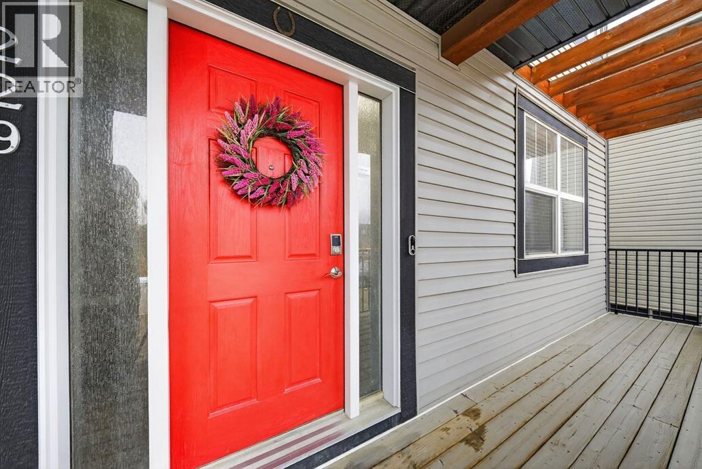229 Rainbow Falls Glen, Chestermere, Alberta  T1X 0S6 - Photo 4 - A2298551