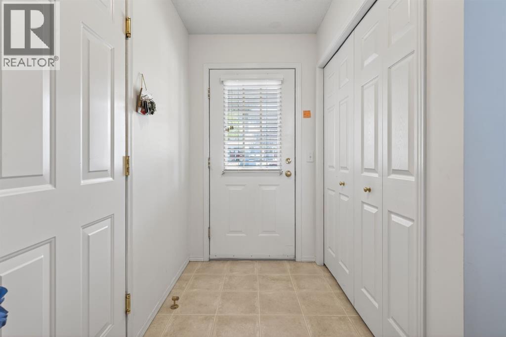 121 Rocky Ridge Court NW, Calgary, Alberta  T3G 4S7 - Photo 2 - A2302580