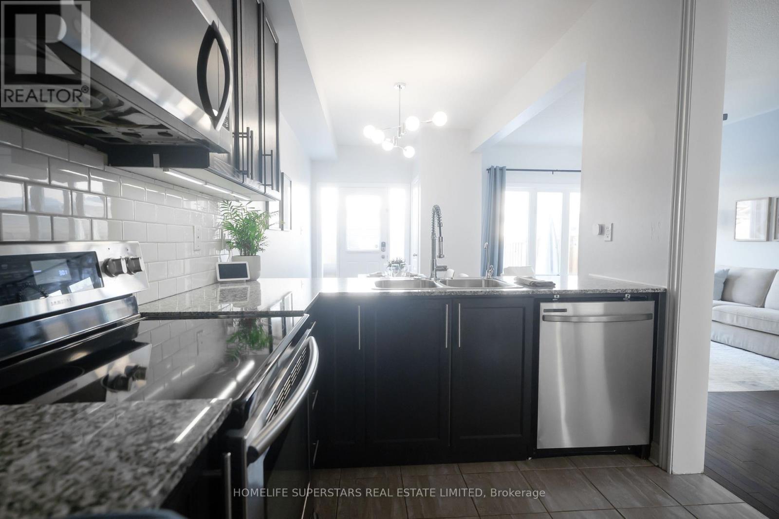 2555 Canadian Street, Pickering, Ontario  L1X 0C7 - Photo 6 - E13060888