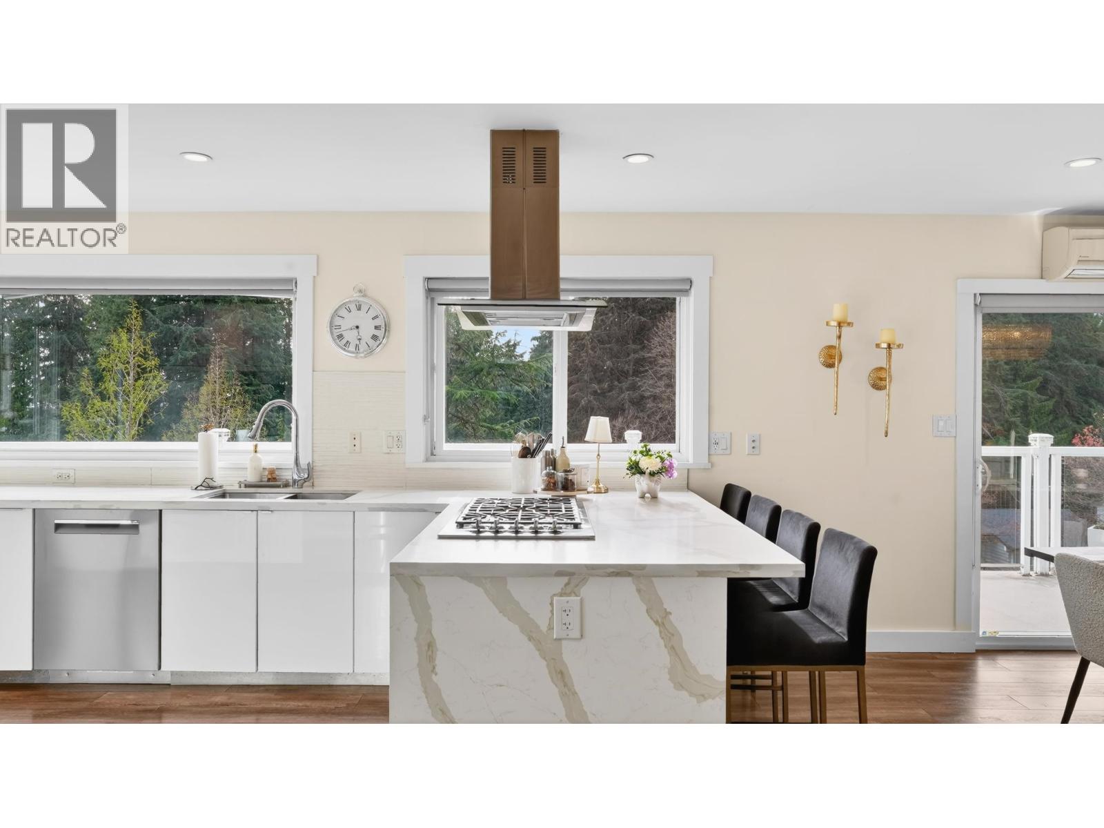 668 Alpine Court, North Vancouver, British Columbia  V7R 2L8 - Photo 8 - R3117061