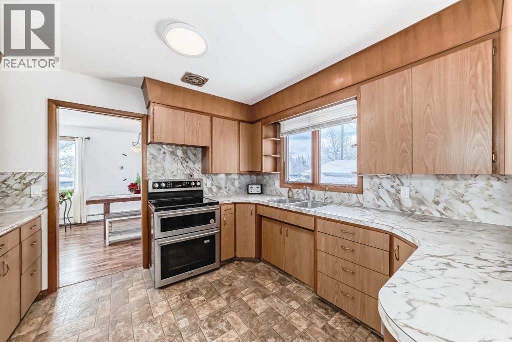 207 6a Avenue, Three Hills, Alberta  T0M 2A0 - Photo 6 - A2295128