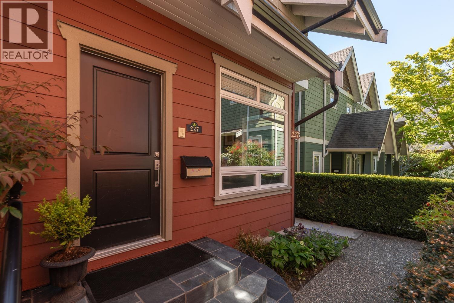 227 E 17 Street, North Vancouver, British Columbia  V7L 2V8 - Photo 3 - R3116924