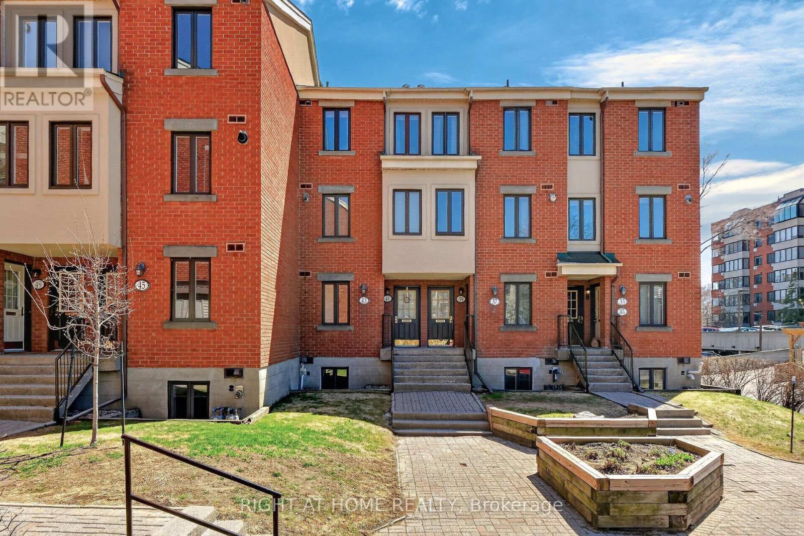43 CRISPIN PRIVATE, Ottawa, Ontario