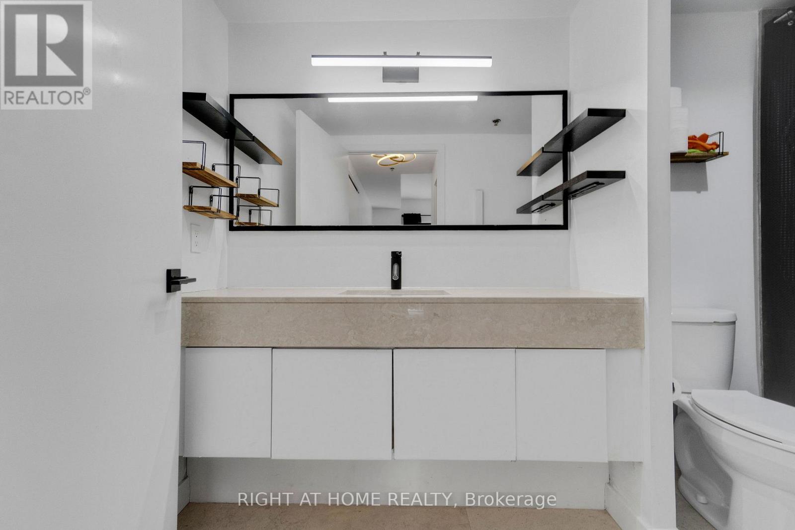 Lph01 - 21 Nelson Street, Toronto, Ontario  M5V 3H9 - Photo 31 - C13061158