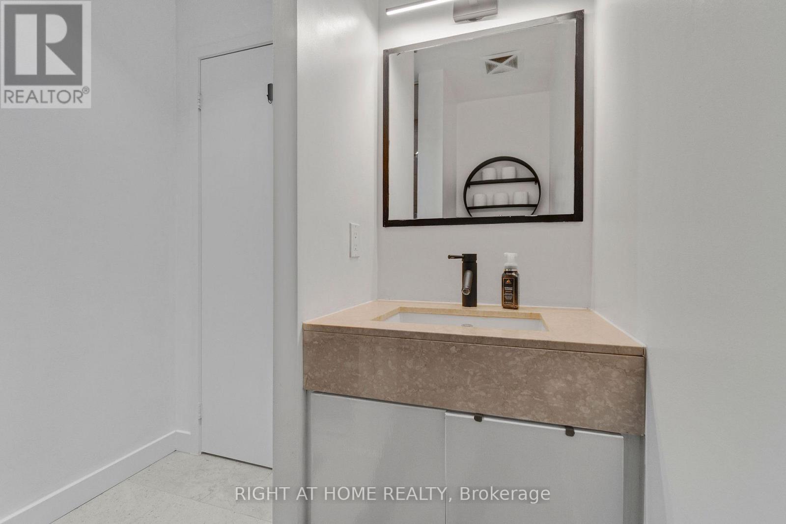 Lph01 - 21 Nelson Street, Toronto, Ontario  M5V 3H9 - Photo 37 - C13061158