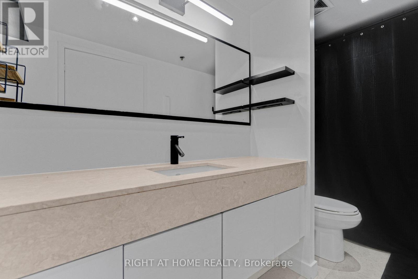 Lph01 - 21 Nelson Street, Toronto, Ontario  M5V 3H9 - Photo 32 - C13061168