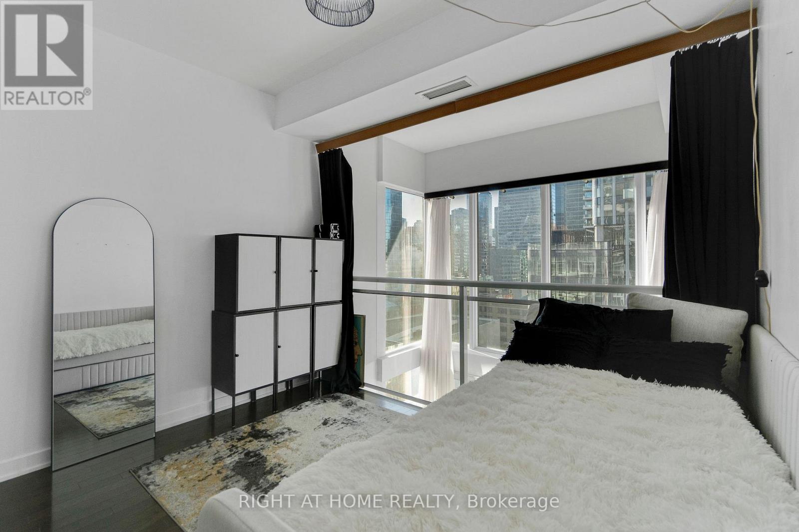 Lph01 - 21 Nelson Street, Toronto, Ontario  M5V 3H9 - Photo 35 - C13061168