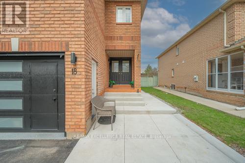 18 Manett Crescent, Brampton, Ontario  L6X 4X4 - Photo 3 - W13061164