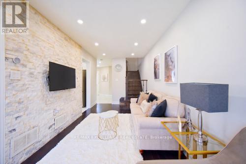 18 Manett Crescent, Brampton, Ontario  L6X 4X4 - Photo 8 - W13061164