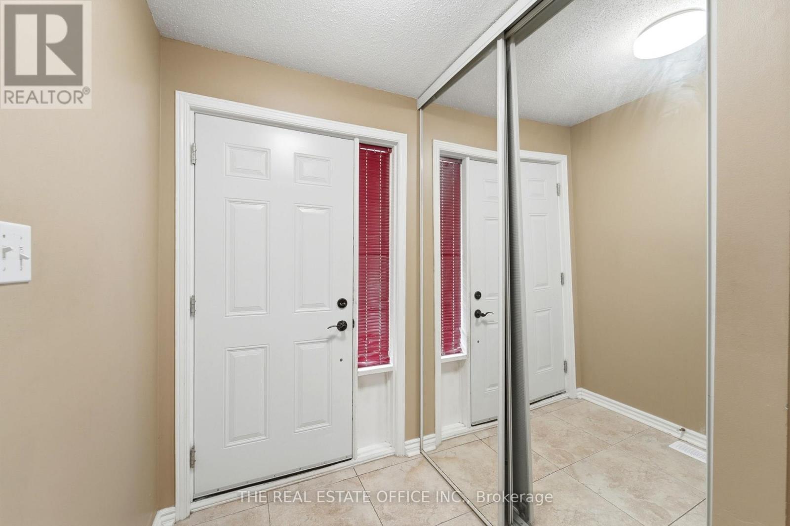 106 Corsica Private, Ottawa, Ontario  K1G 5Y1 - Photo 2 - X13061246