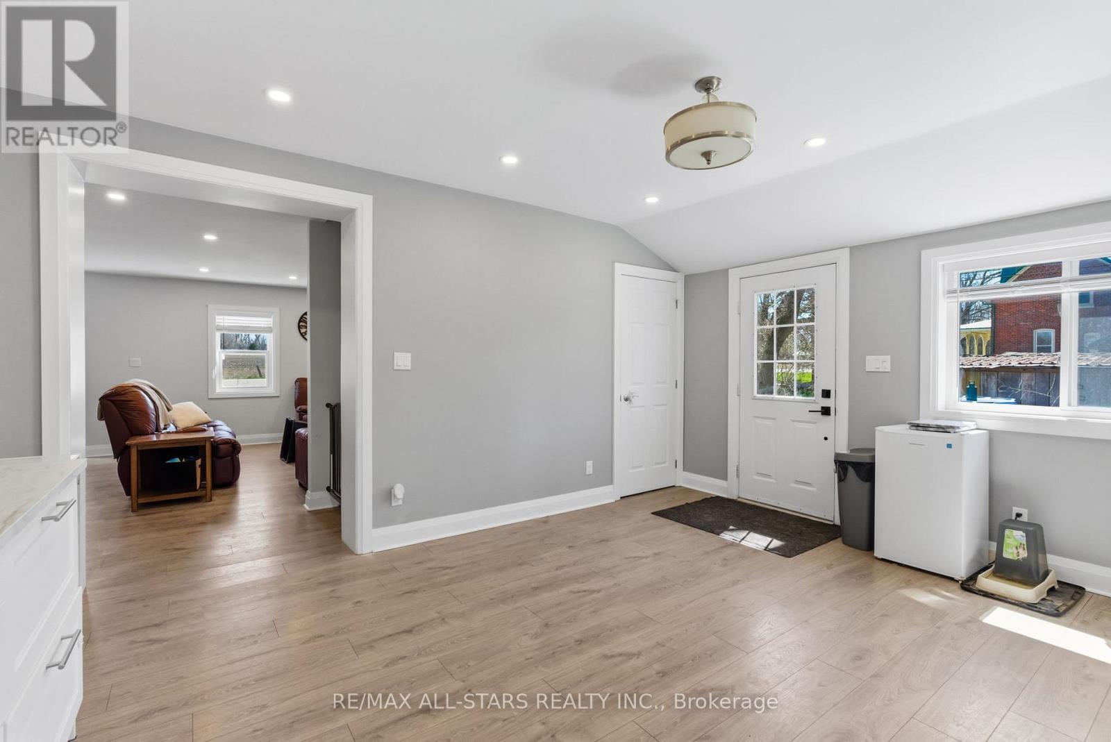 88 Victoria Road, Georgina, Ontario  L0E 1N0 - Photo 4 - N13028658