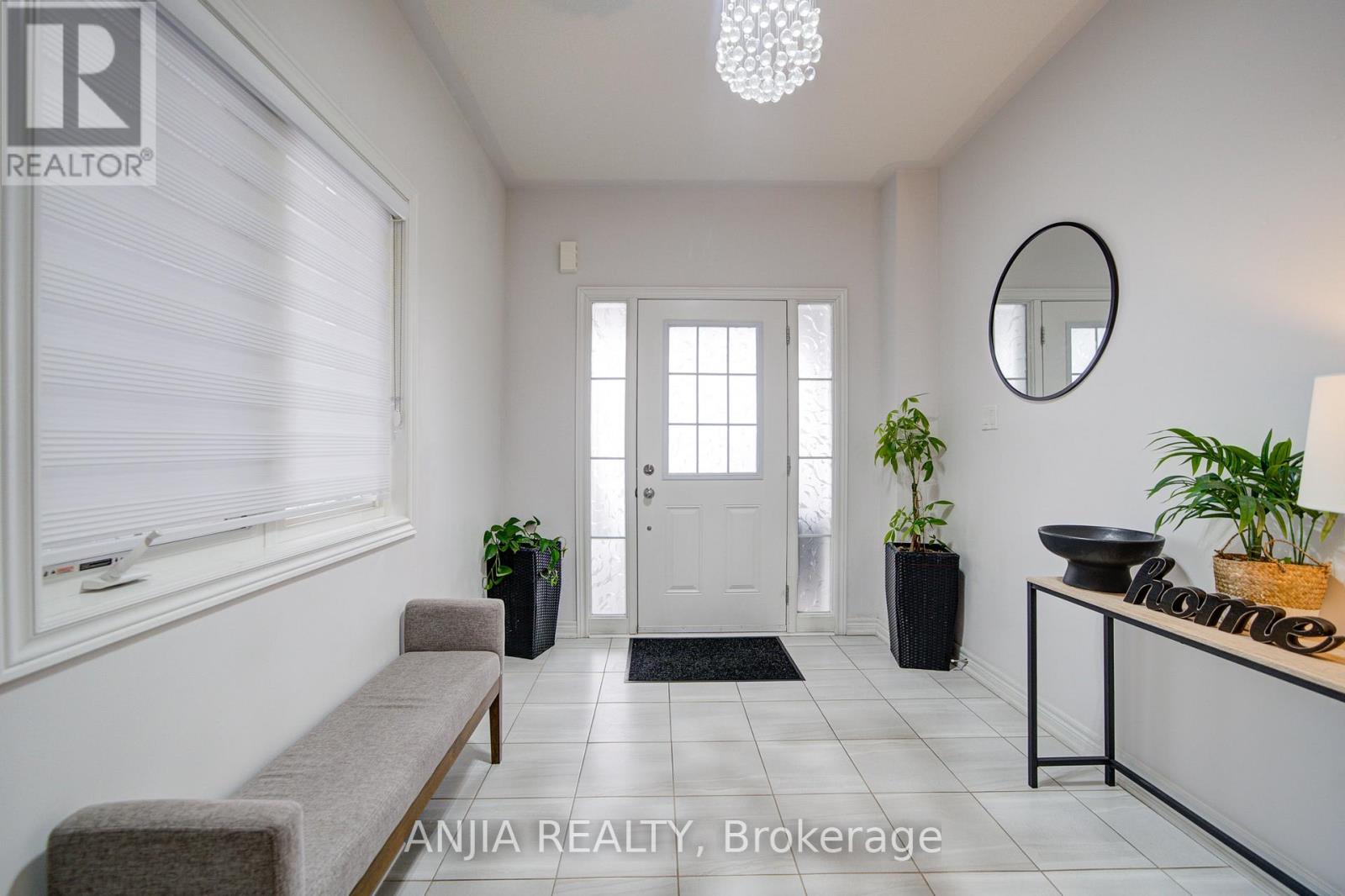 34 Haskins Crescent, Georgina, Ontario  L4P 2G6 - Photo 4 - N12887654