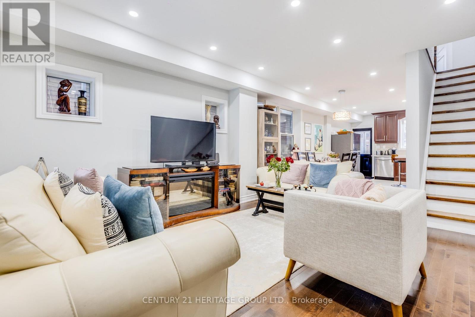 3 Denton Avenue, Toronto, Ontario  M4C 1T7 - Photo 6 - E12954308