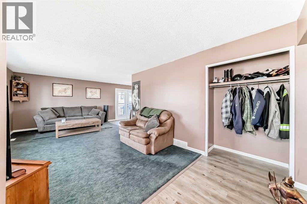 148 Huntridge Road NE, Calgary, Alberta  T2k 4B5 - Photo 6 - A2294727