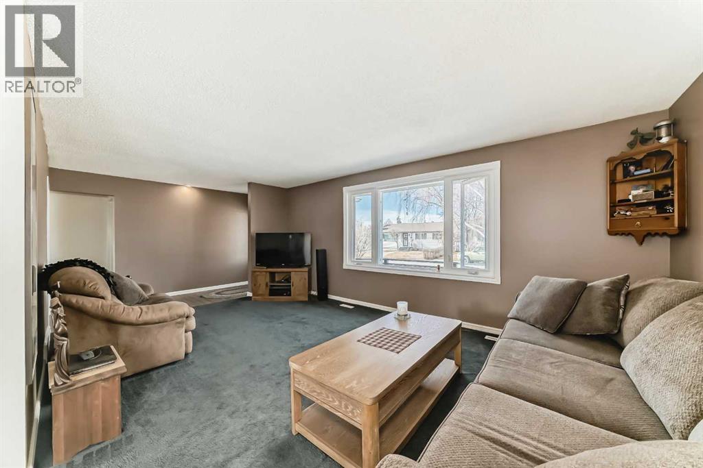 148 Huntridge Road NE, Calgary, Alberta  T2k 4B5 - Photo 9 - A2294727