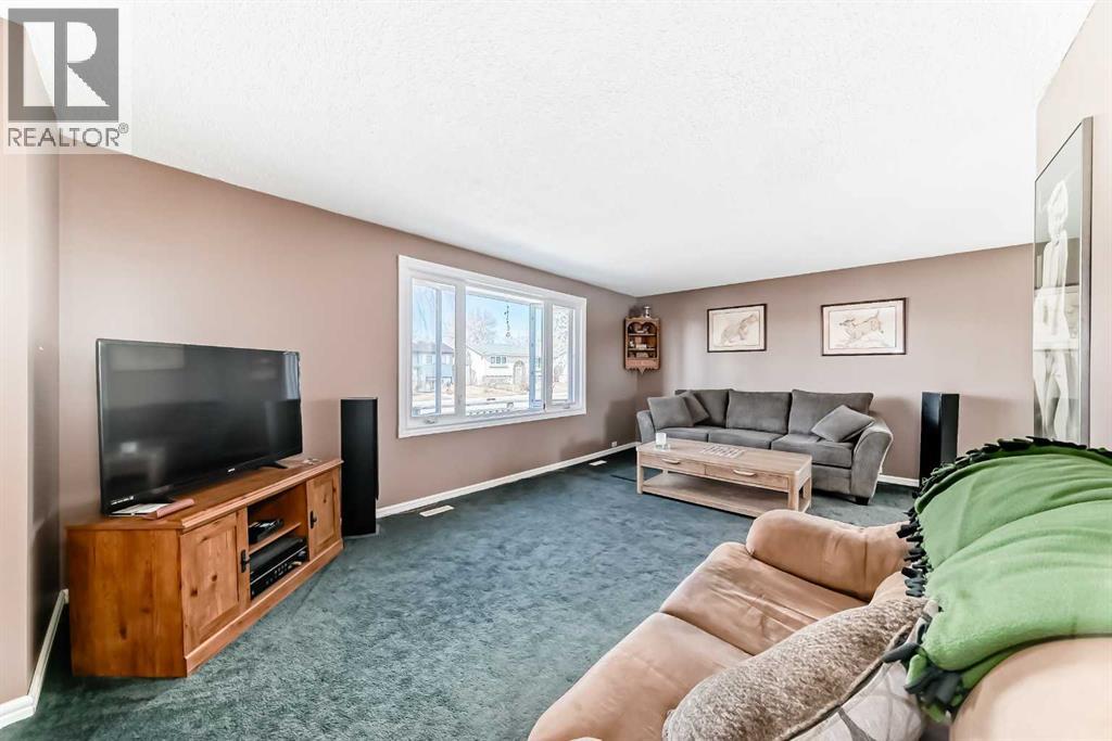 148 Huntridge Road NE, Calgary, Alberta  T2k 4B5 - Photo 10 - A2294727