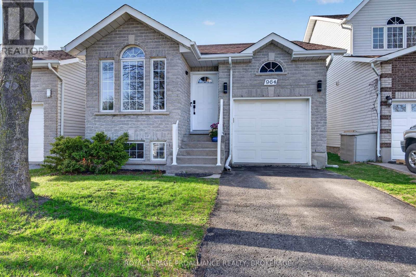 964 RAINBOW CRESCENT, Kingston, Ontario