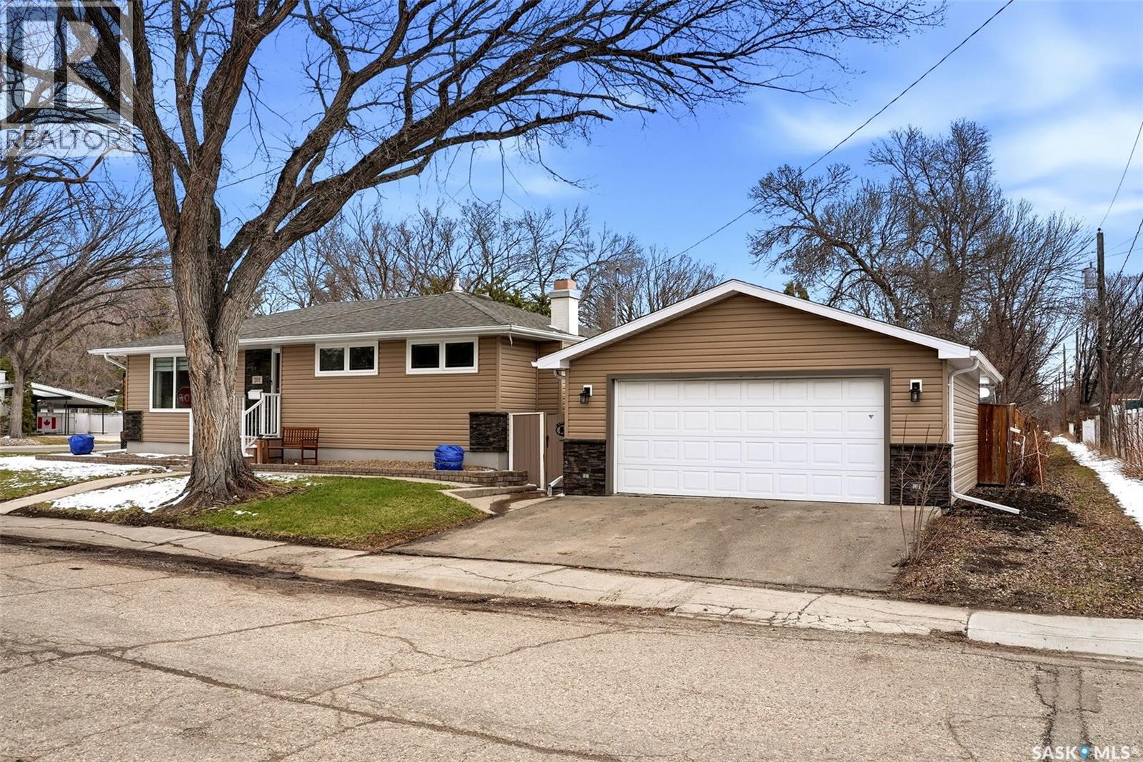 201 Shannon Road, Regina, Saskatchewan  S4S 5H8 - Photo 1 - SK034337