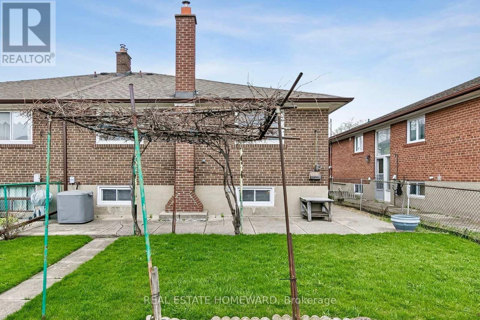 71 Thwaite Avenue, Toronto, Ontario  M3L 2C8 - Photo 45 - W13061390
