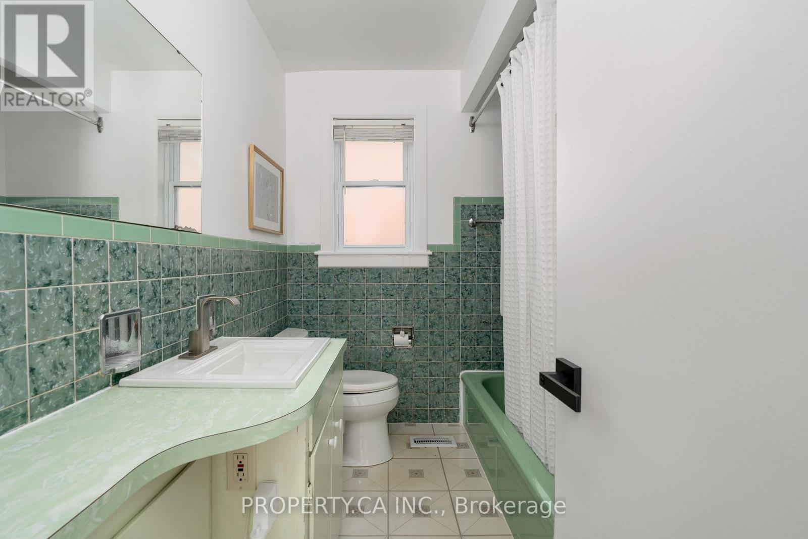 19 Jill Crescent, Toronto, Ontario  M9B 6B2 - Photo 14 - W13061456