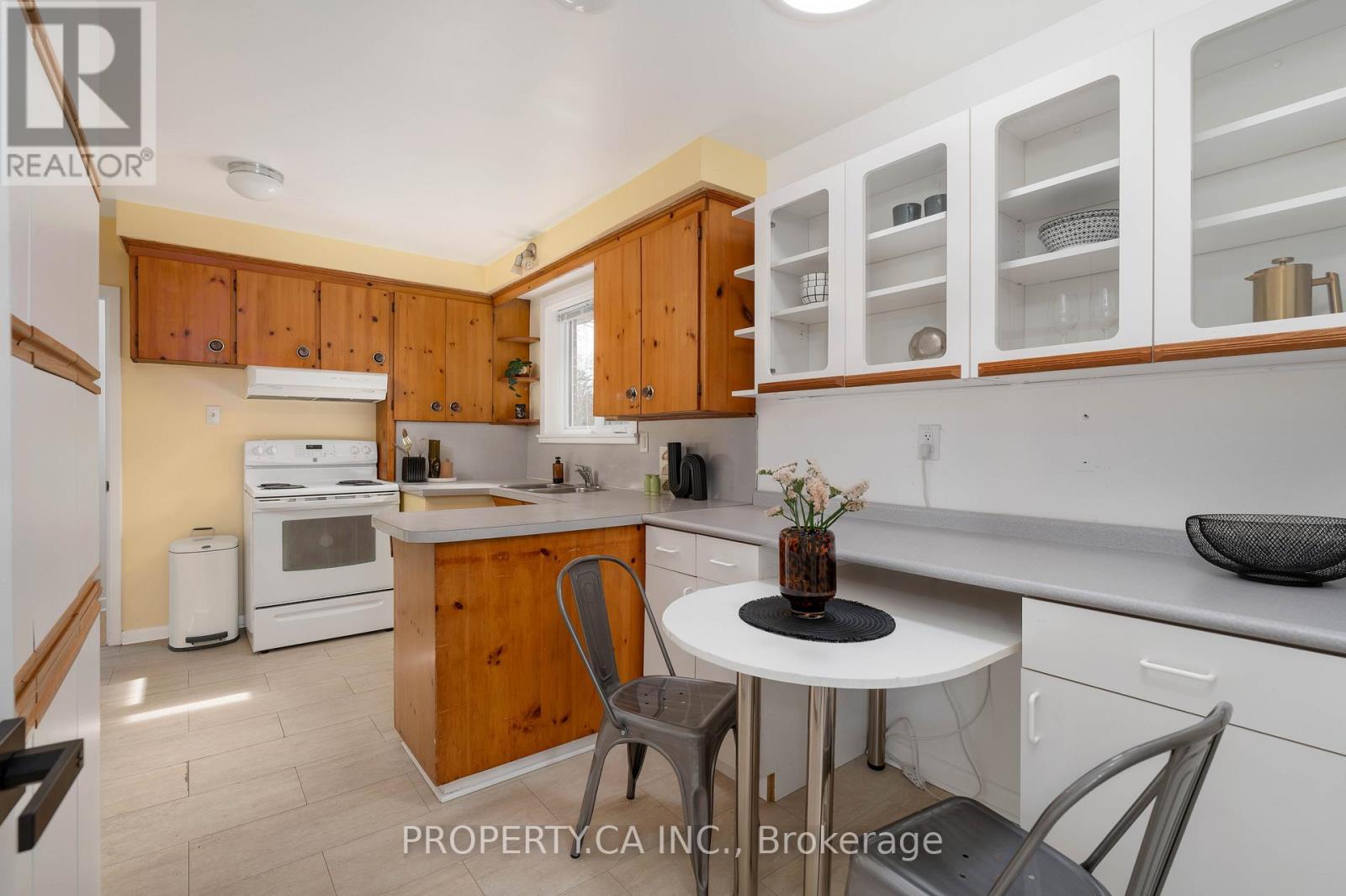 19 Jill Crescent, Toronto, Ontario  M9B 6B2 - Photo 7 - W13061456