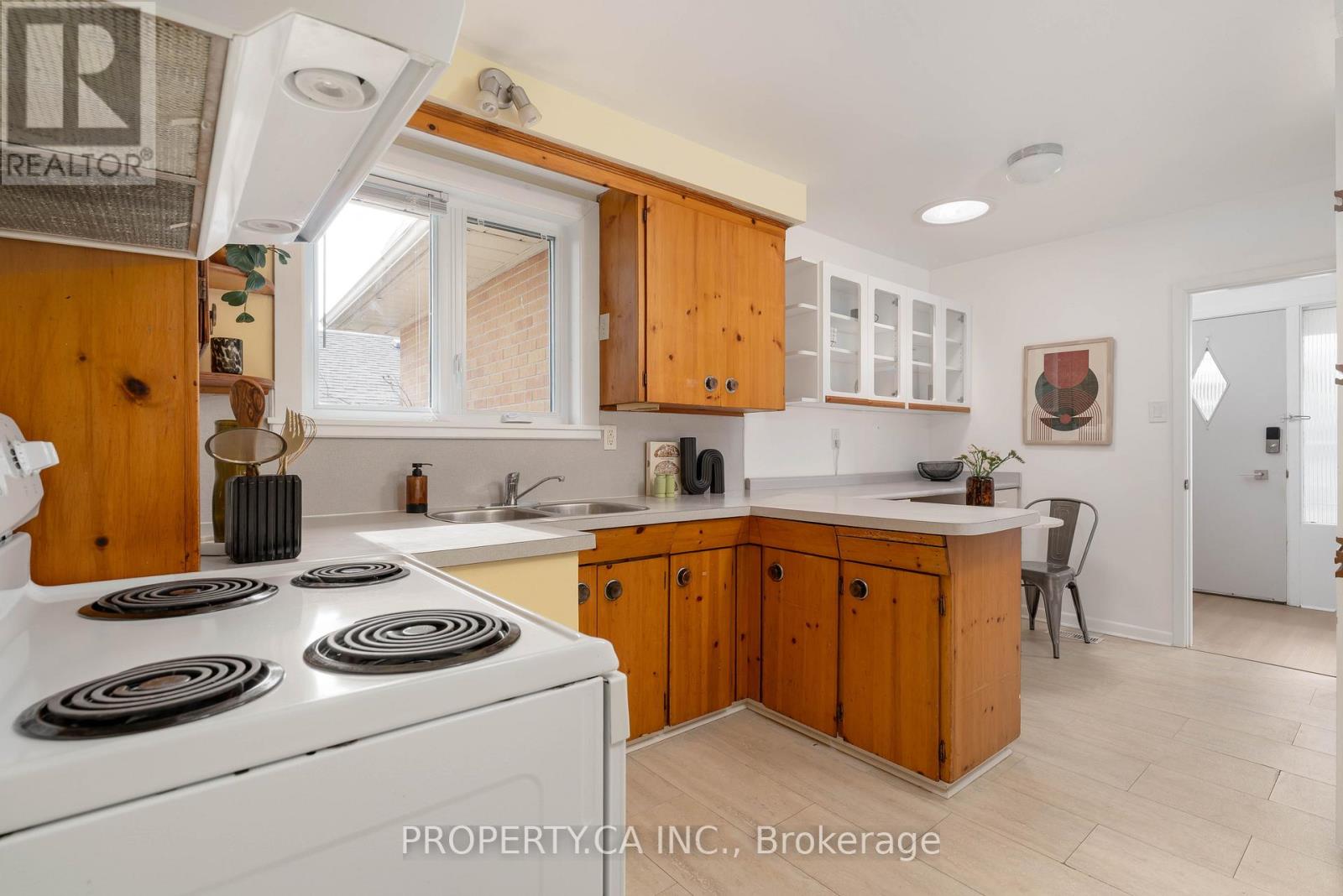 19 Jill Crescent, Toronto, Ontario  M9B 6B2 - Photo 9 - W13061456