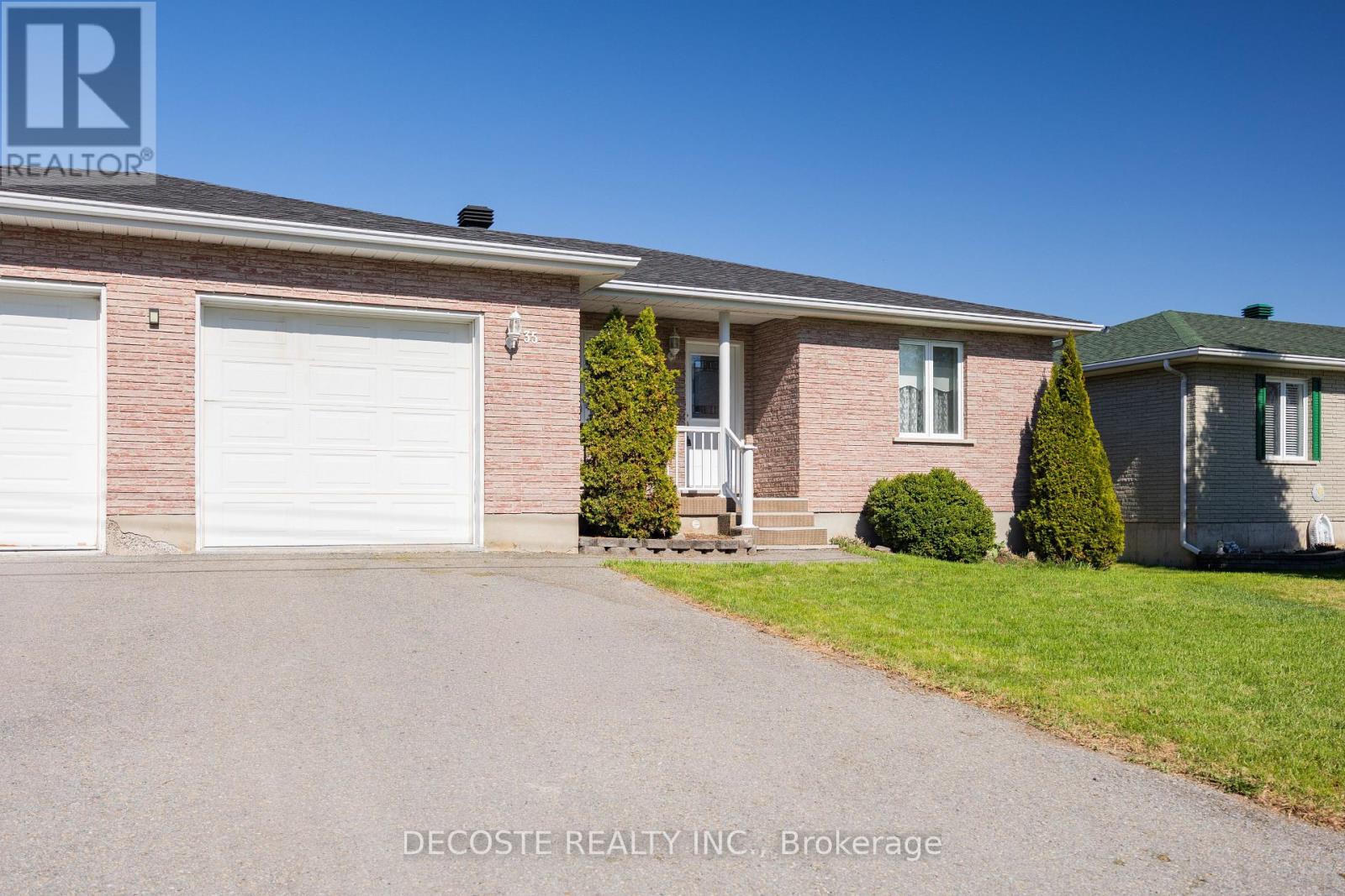 35 Sandfield Avenue N, North Glengarry, Ontario  K0C 1A0 - Photo 2 - X12826598