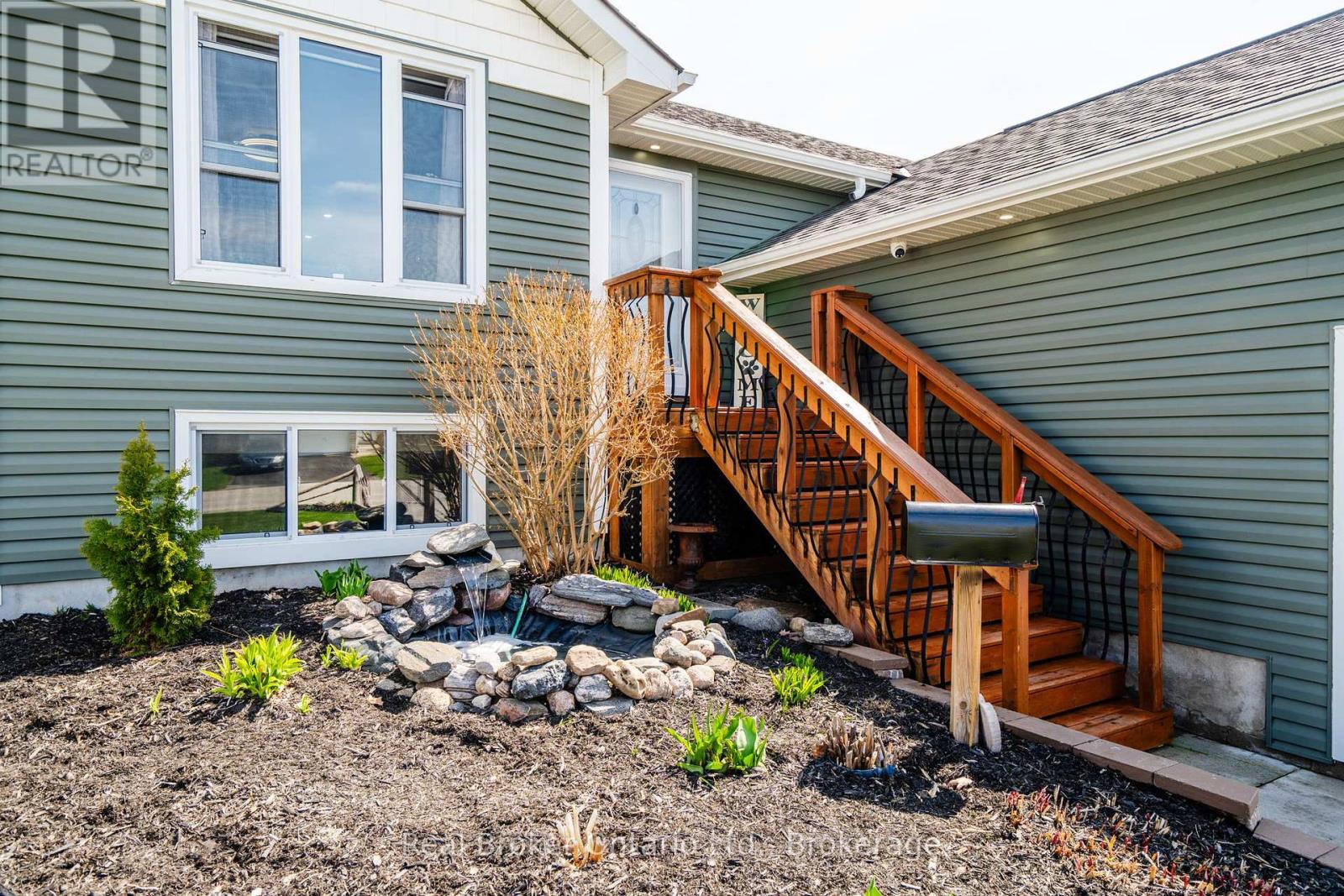 44 Byrnes Crescent, Penetanguishene, Ontario  L9M 1V9 - Photo 3 - S12819594