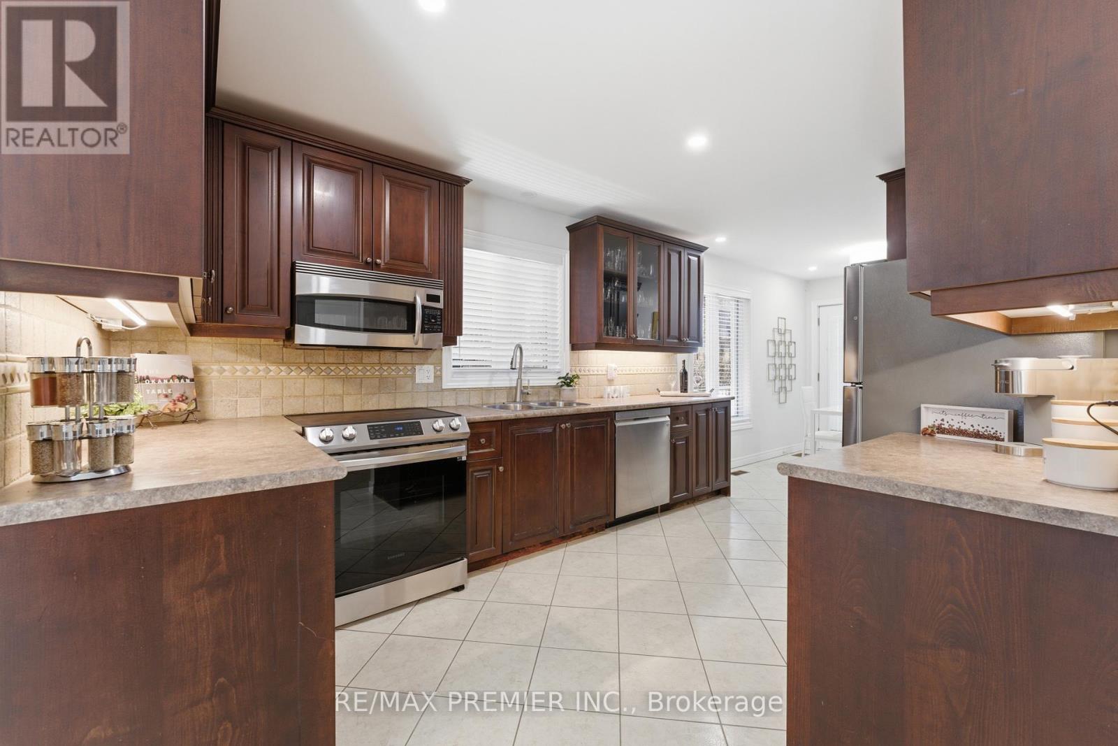 2304 Sovereign Street, Oakville, Ontario  L6L 1L6 - Photo 6 - W13043594