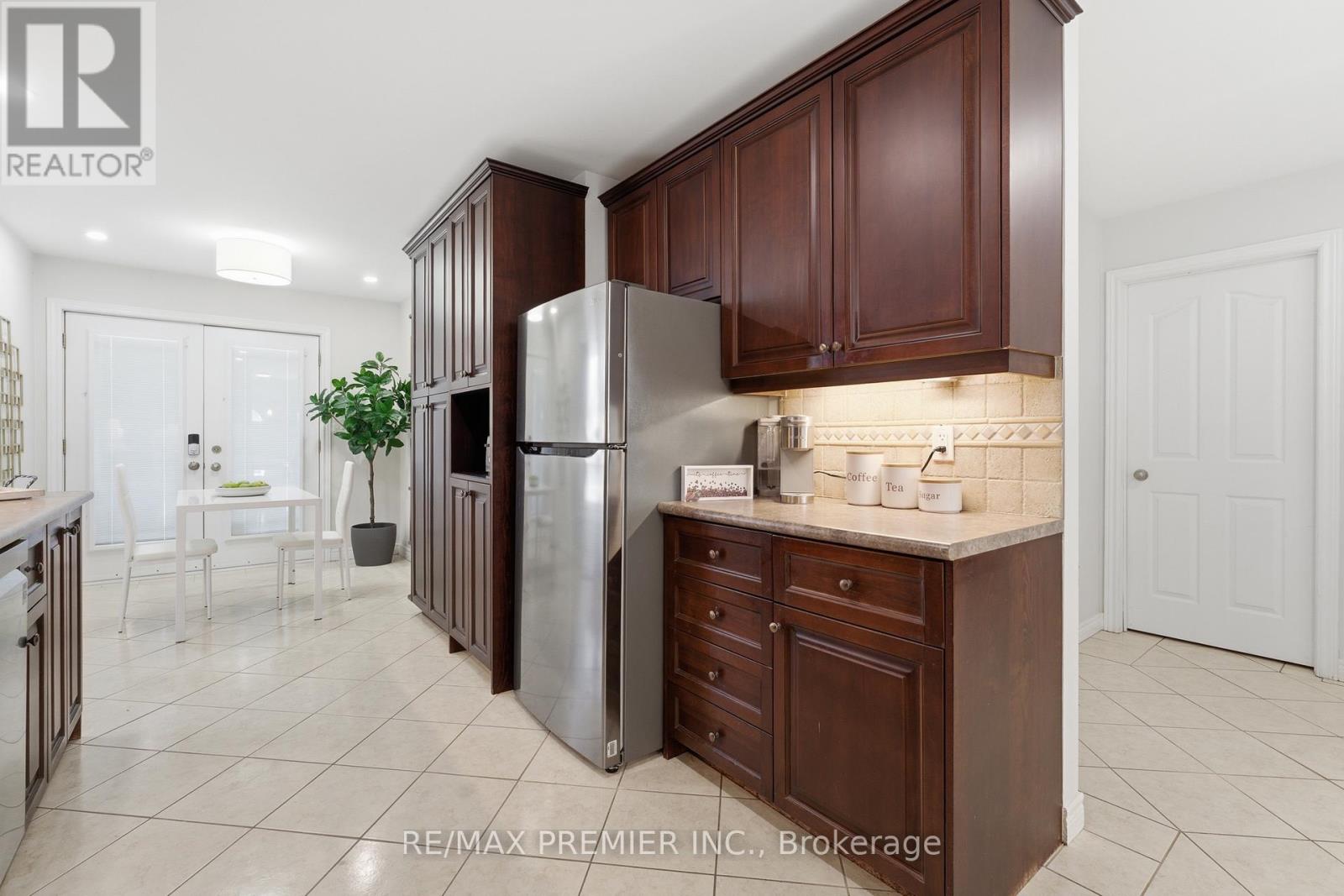 2304 Sovereign Street, Oakville, Ontario  L6L 1L6 - Photo 7 - W13043594