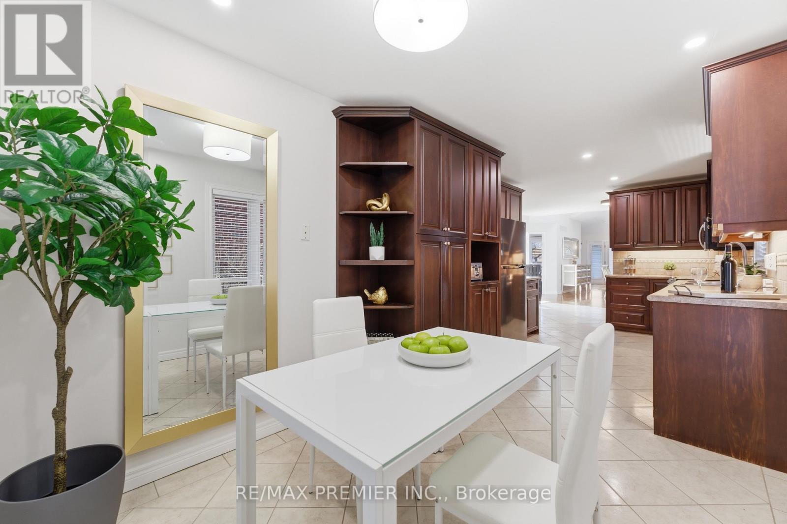 2304 Sovereign Street, Oakville, Ontario  L6L 1L6 - Photo 8 - W13043594