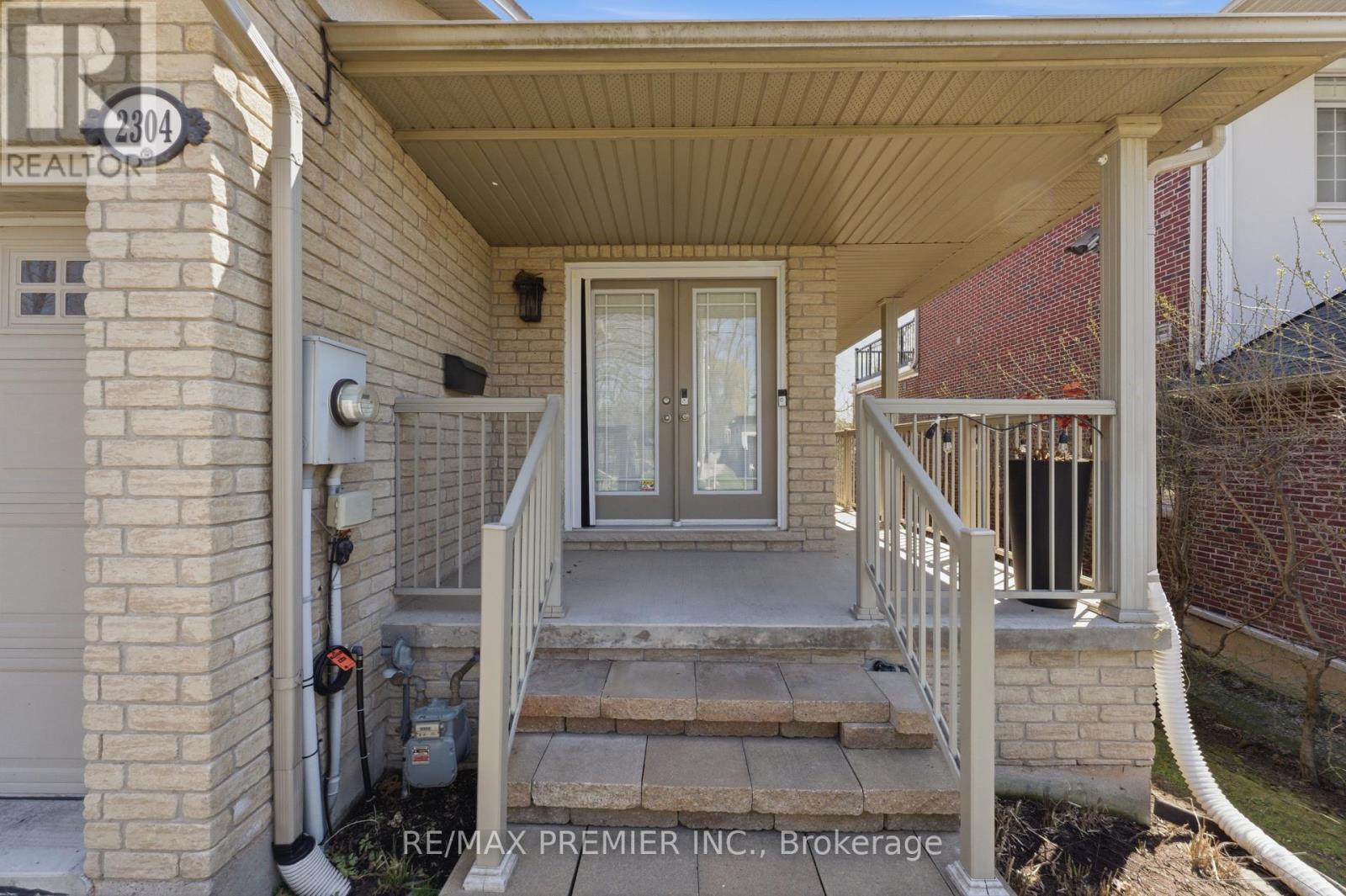 2304 Sovereign Street, Oakville, Ontario  L6L 1L6 - Photo 3 - W13043594