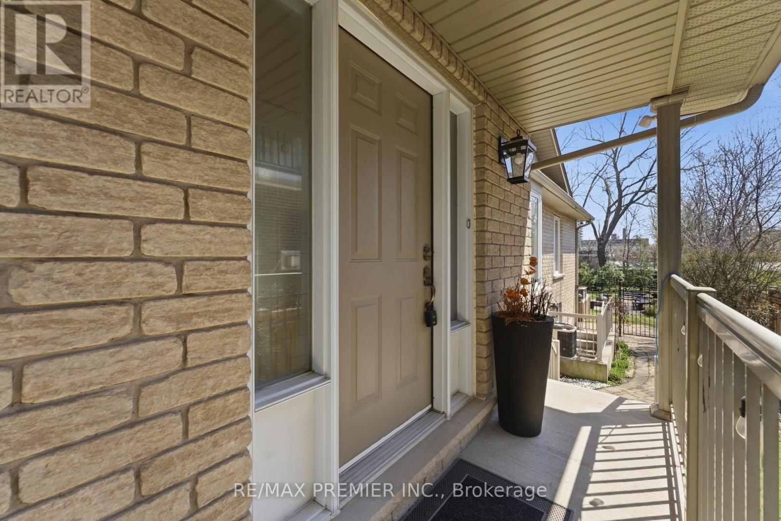 2304 Sovereign Street, Oakville, Ontario  L6L 1L6 - Photo 4 - W13043594