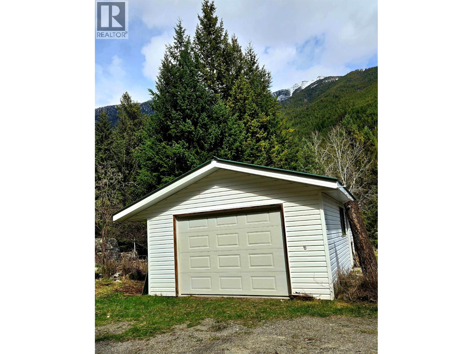5648 Lazy Lake Road, Wasa, British Columbia  V0B 2K0 - Photo 43 - 10385067