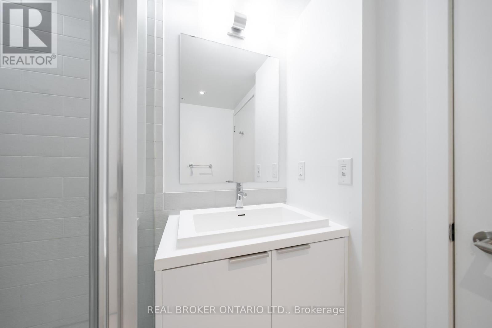 1601 - 6 Sonic Way, Toronto, Ontario  M3C 0P1 - Photo 4 - C13061736