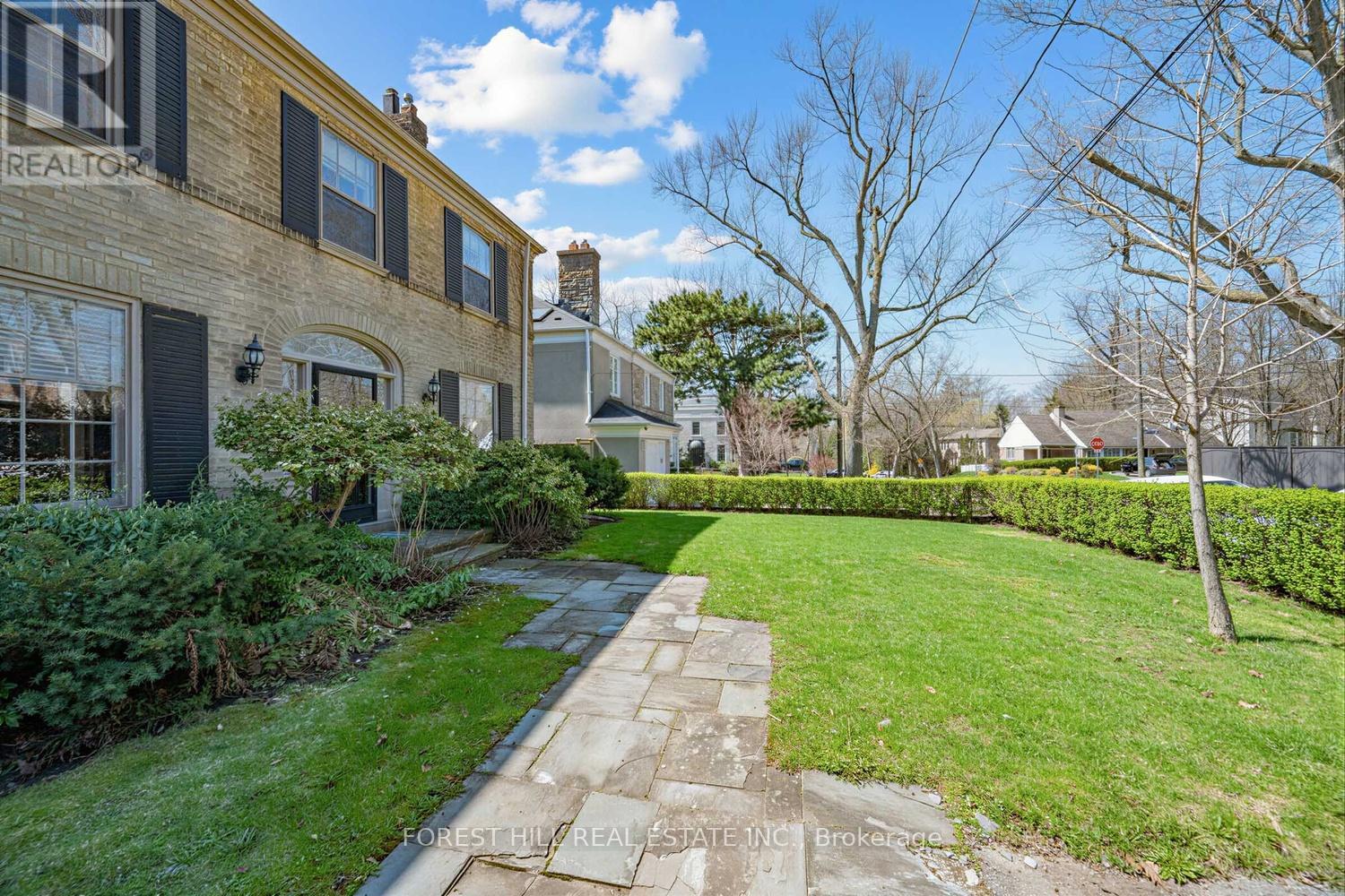 339 CORTLEIGH BOULEVARD, Toronto, Ontario