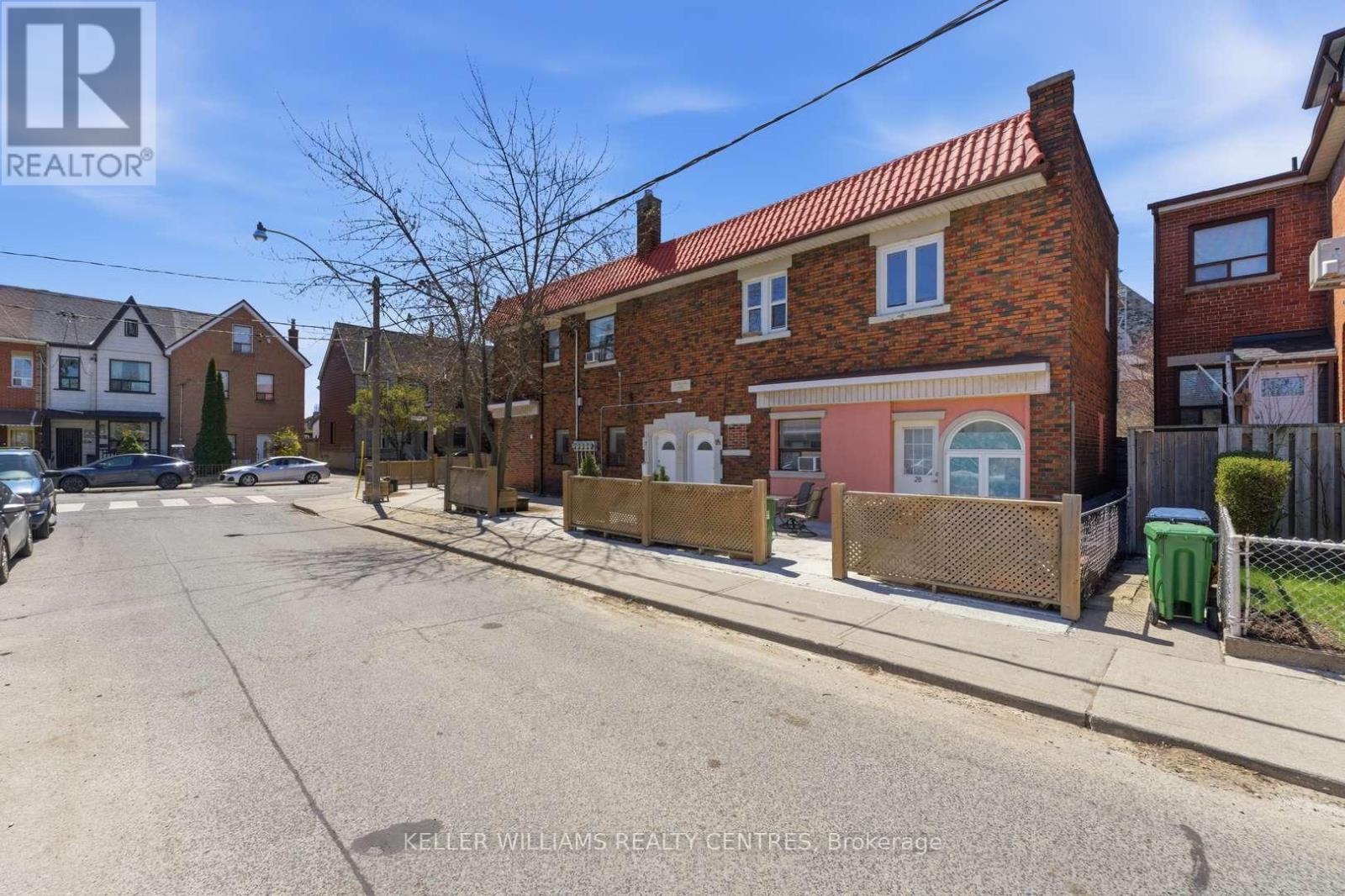 42 Mansfield Avenue, Toronto, Ontario  M6J 2B2 - Photo 3 - C13061904