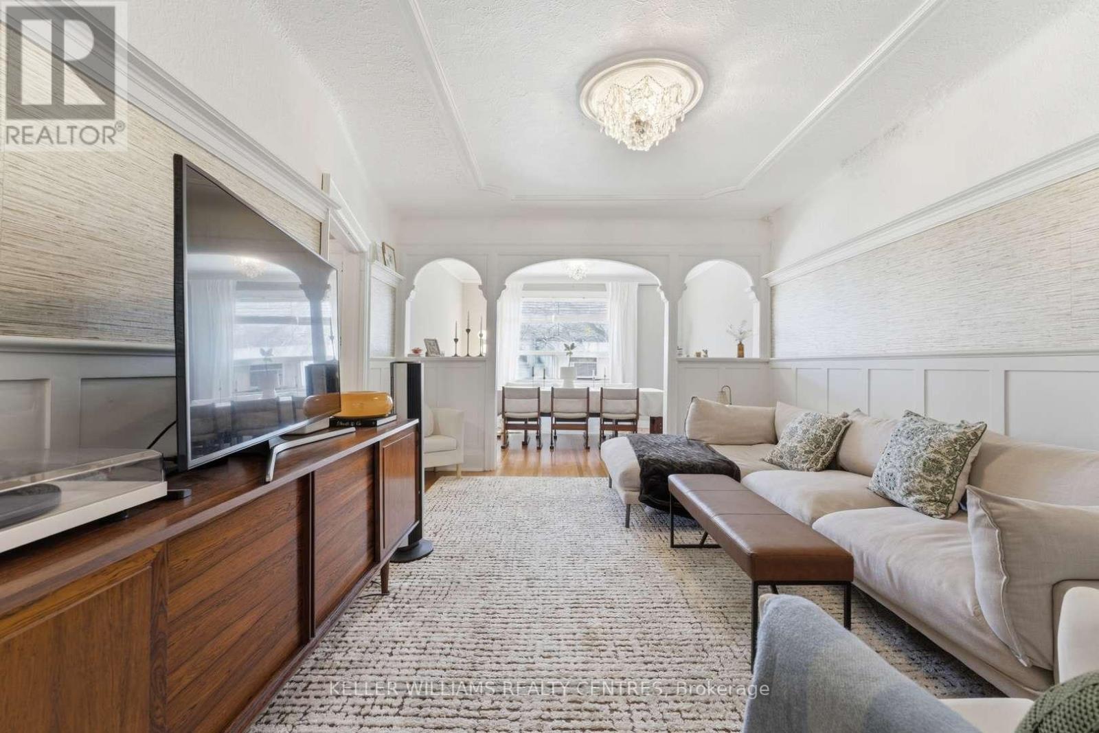 42 Mansfield Avenue, Toronto, Ontario  M6J 2B2 - Photo 4 - C13061904