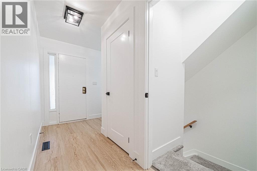 445 Woodview Road Unit# 4, Burlington, Ontario  L7N 2Z9 - Photo 3 - 40825546