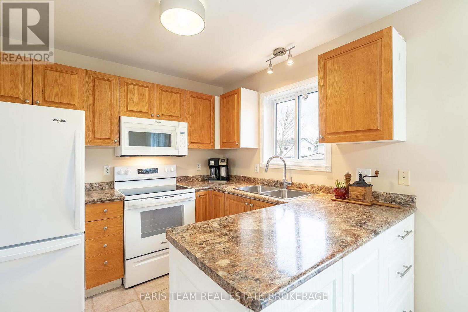 2 Sheffcote Street, Penetanguishene, Ontario  L9M 1W1 - Photo 5 - S13061822